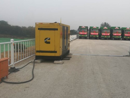 巢湖电力系统的稳定性和设备兼容性如何影响发电机组的频率规格？